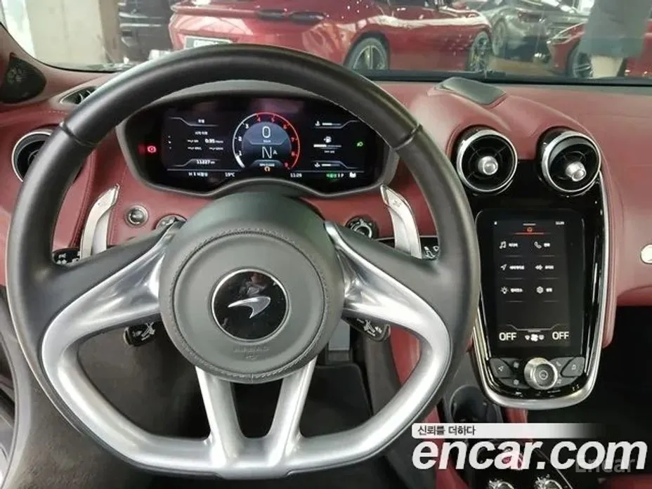 Photo 11 - McLaren GT