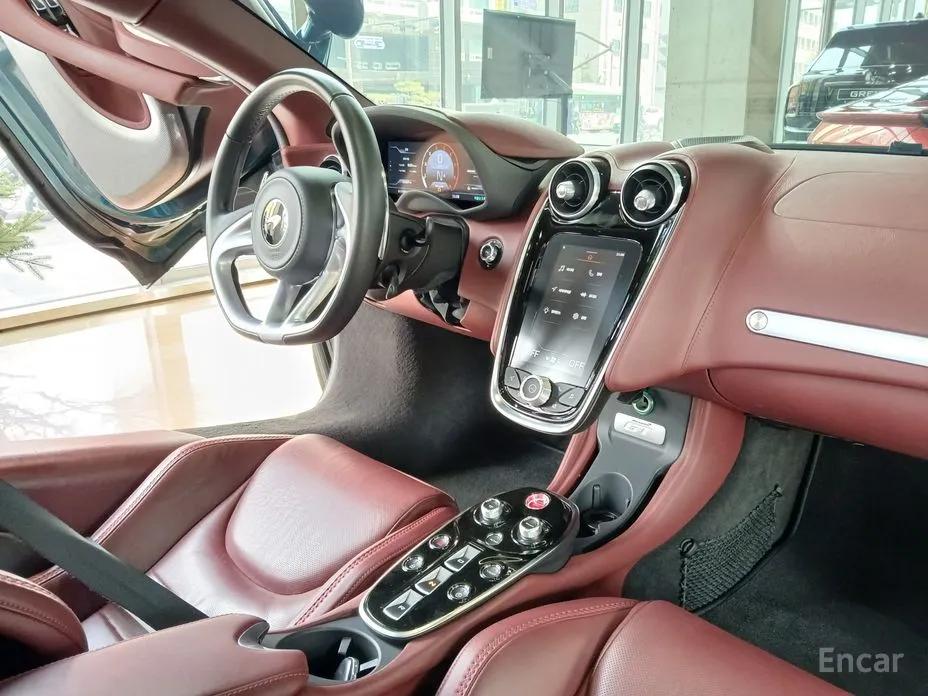 Photo 14 - McLaren GT