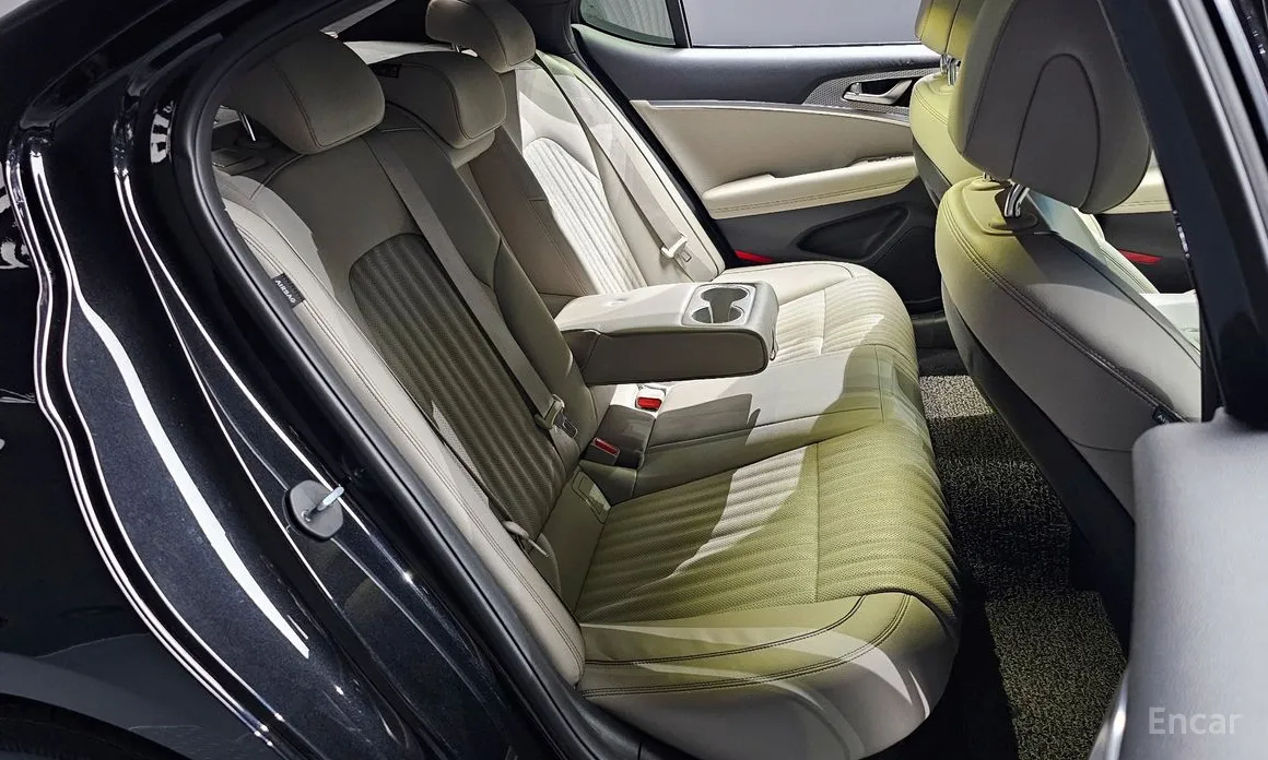 Фото 12 - Genesis G70