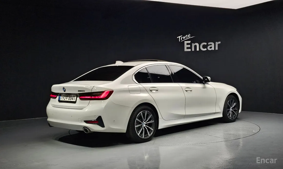 Photo 2 - BMW 3 Series