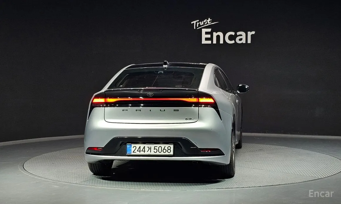 Фото 4 - Toyota Prius