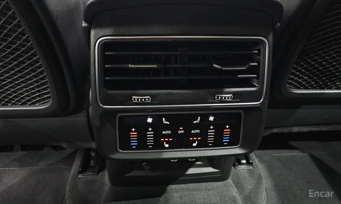 Фото 19 - Audi Q8