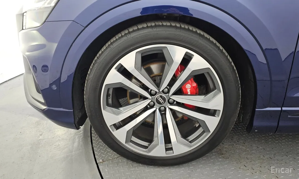 Фото 5 - Audi Q8