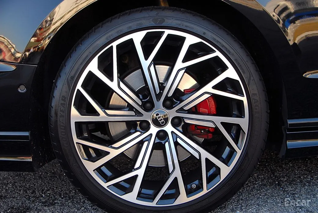 Фото 14 - Audi S8