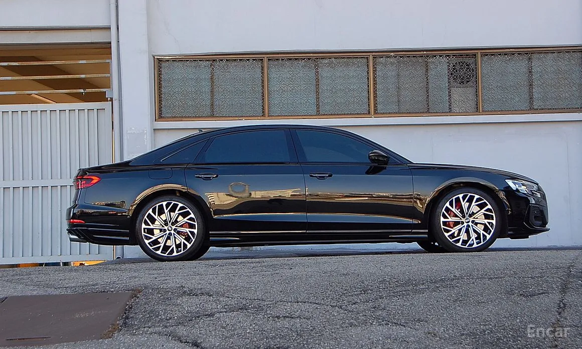 Фото 2 - Audi S8