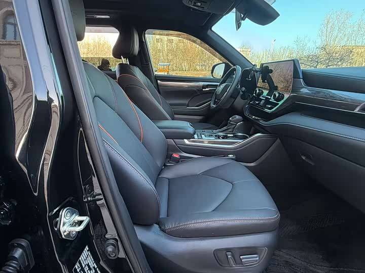 Фото 4 - Toyota Crown Kluger