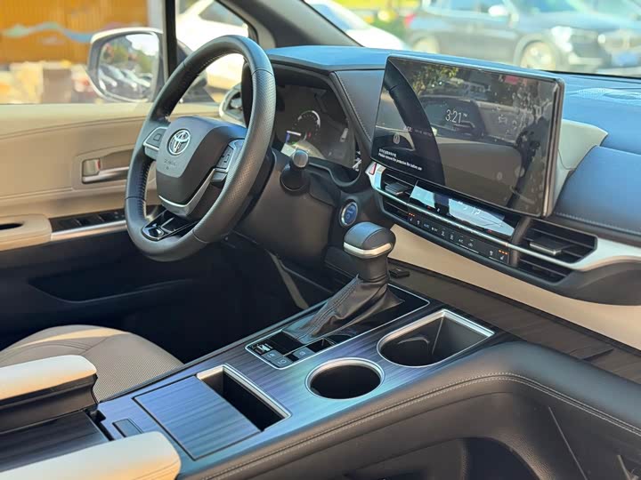 Фото 11 - Toyota Sienna