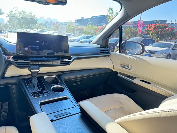 Фото 7 - Toyota Sienna