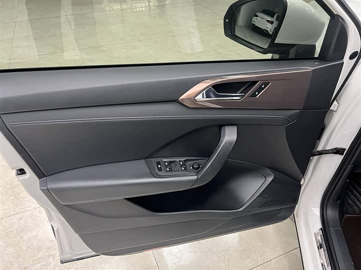 Фото 10 - Volkswagen Tharu