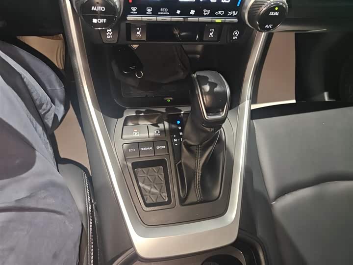 Фото 14 - Toyota RAV4