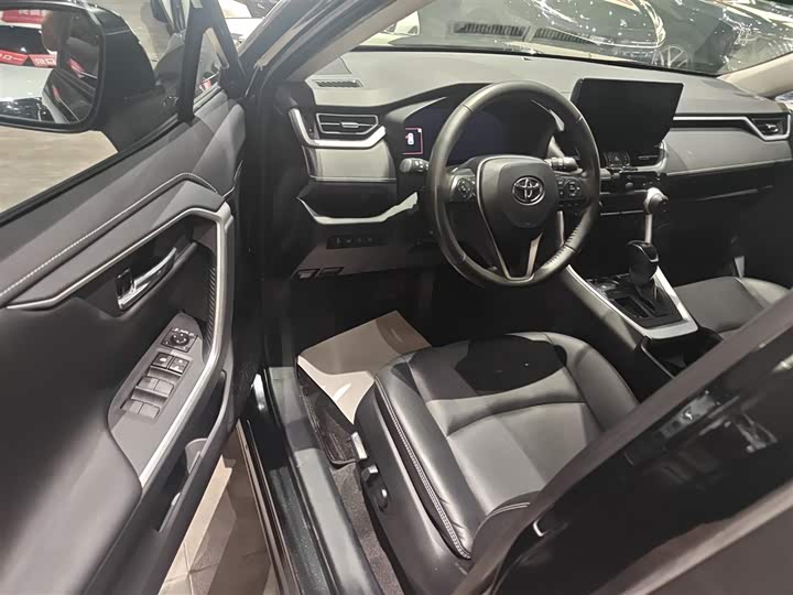 Фото 16 - Toyota RAV4