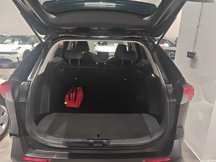 Фото 18 - Toyota RAV4