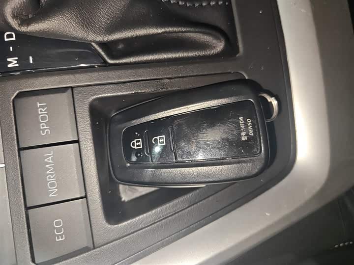 Фото 9 - Toyota RAV4