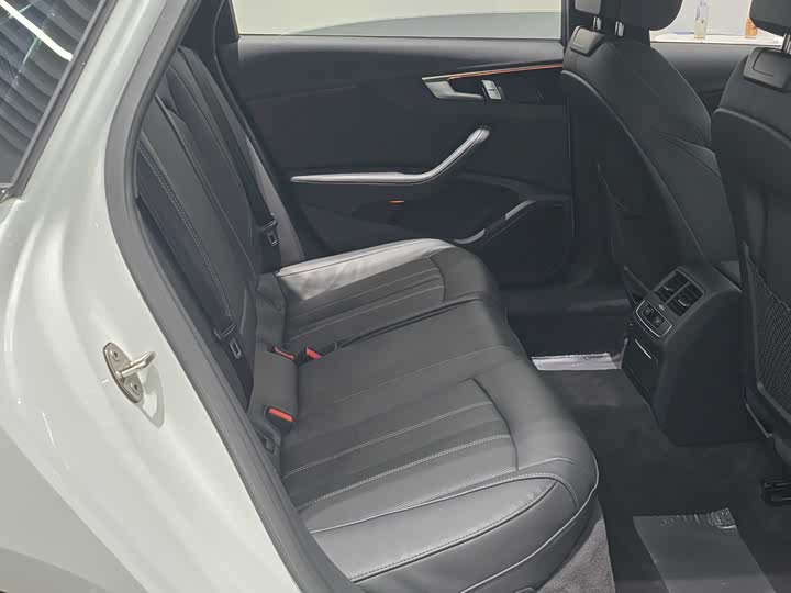 Фото 10 - Audi A4L