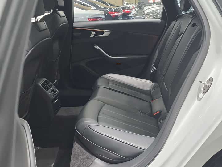 Фото 14 - Audi A4L