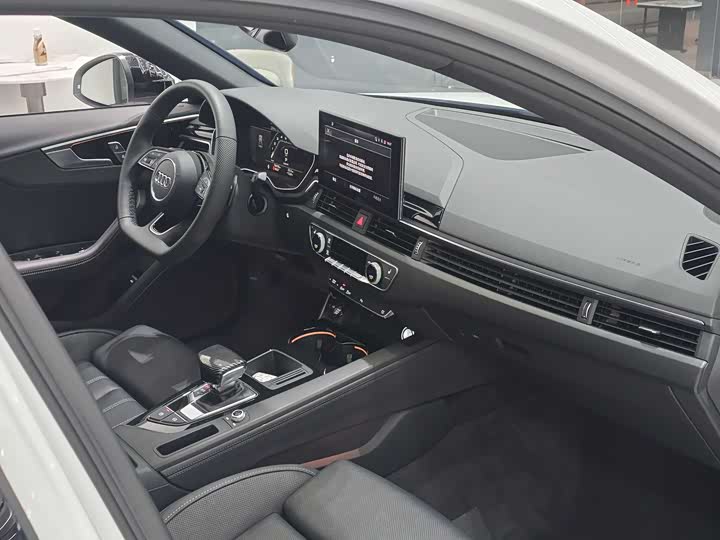 Фото 16 - Audi A4L
