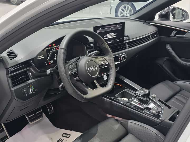 Фото 4 - Audi A4L