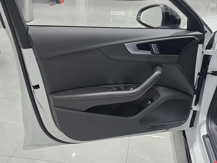 Фото 5 - Audi A4L