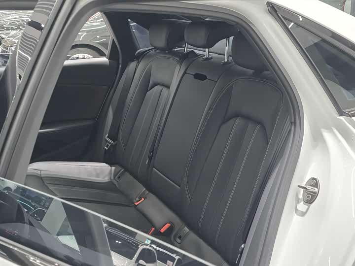 Фото 6 - Audi A4L