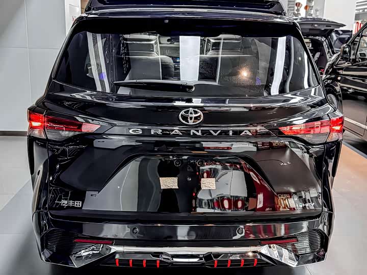 Фото 19 - Toyota Granvia