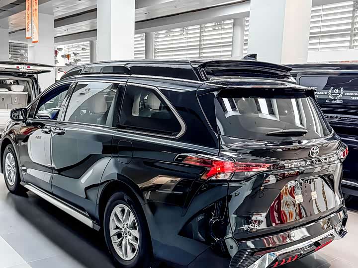 Фото 3 - Toyota Granvia