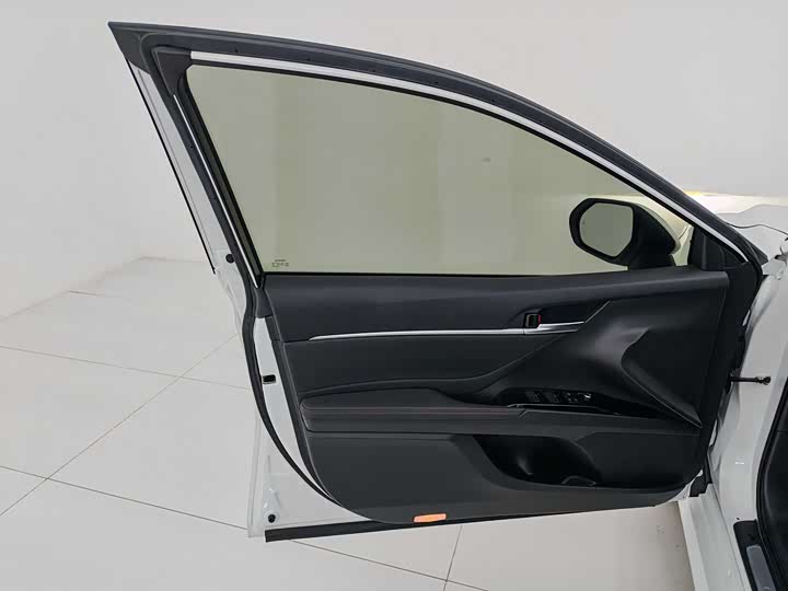 Фото 10 - Toyota Camry