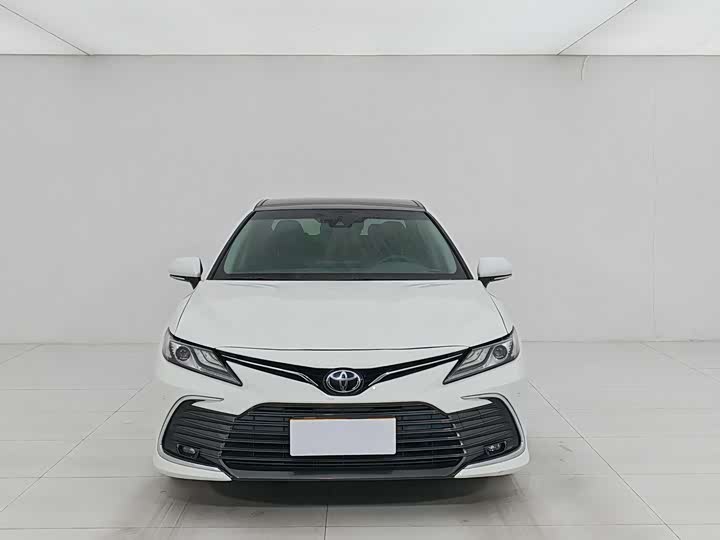 Фото 2 - Toyota Camry