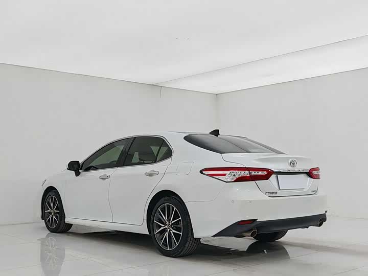 Фото 6 - Toyota Camry