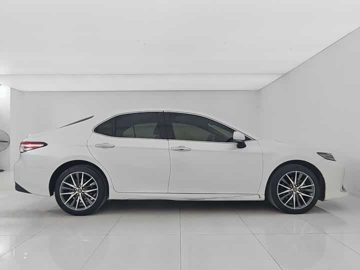 Фото 8 - Toyota Camry