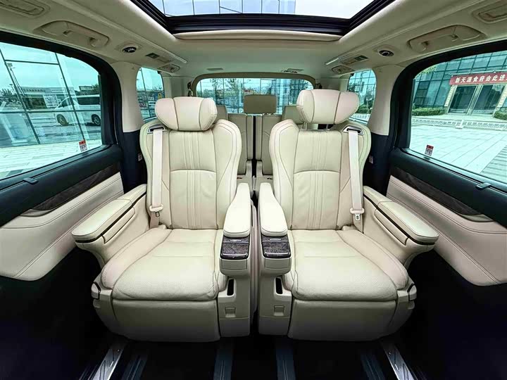 Фото 17 - Toyota Vellfire