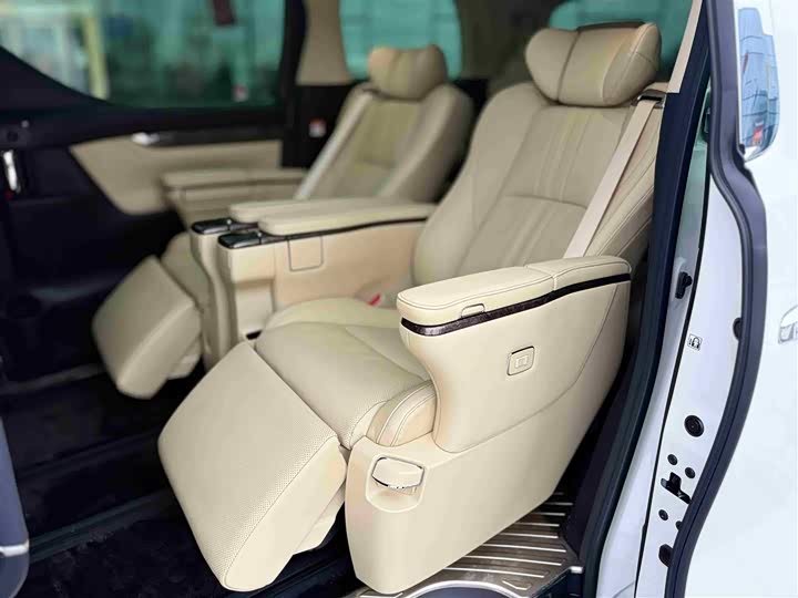 Фото 21 - Toyota Vellfire