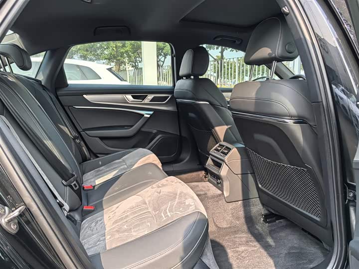 Фото 16 - Audi A6L