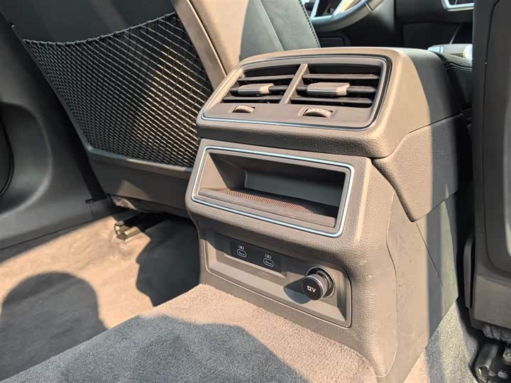 Фото 17 - Audi A6L