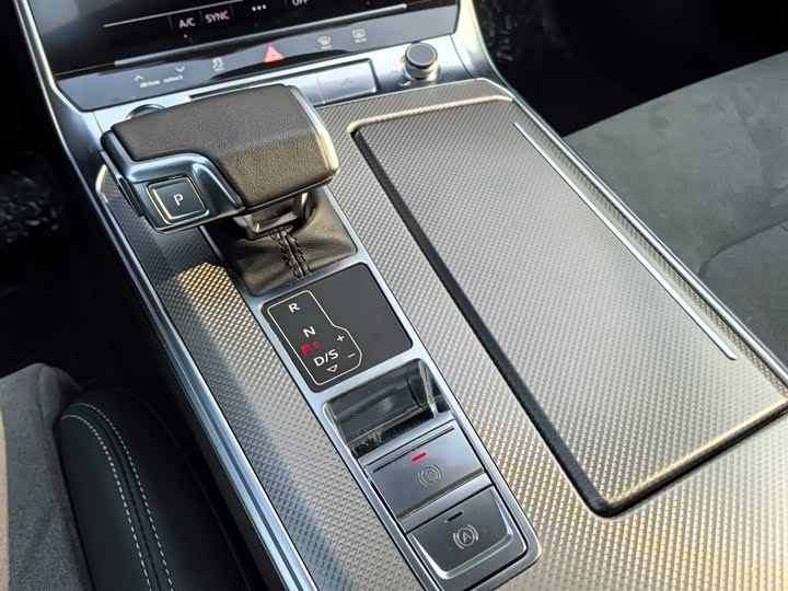 Фото 18 - Audi A6L