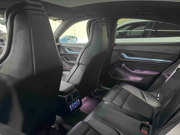 Фото 11 - Porsche Taycan