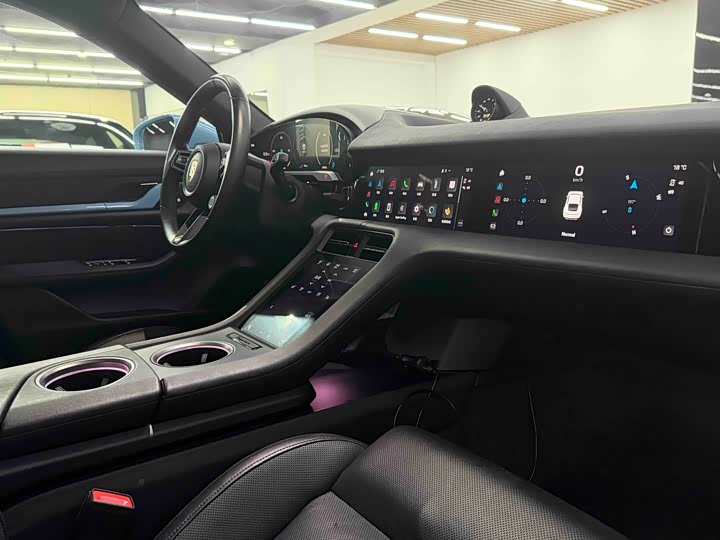 Фото 13 - Porsche Taycan