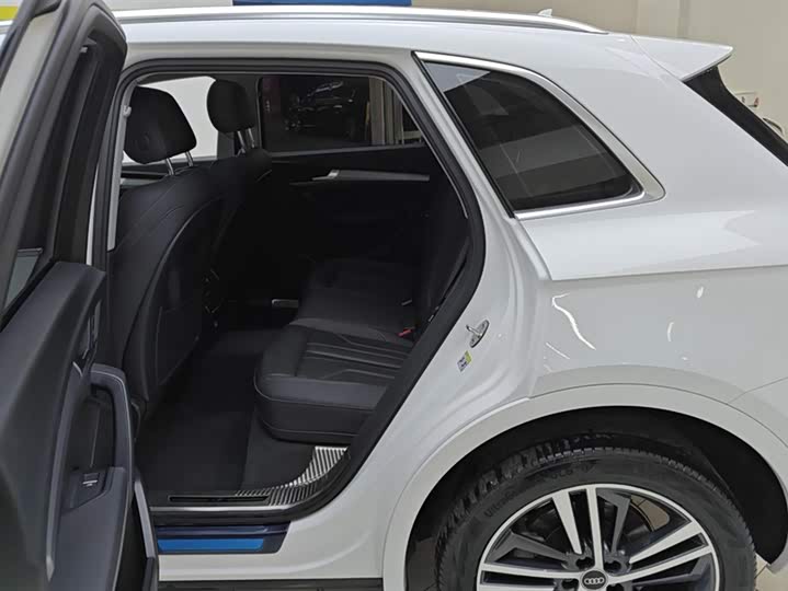 Фото 11 - Audi Q5L