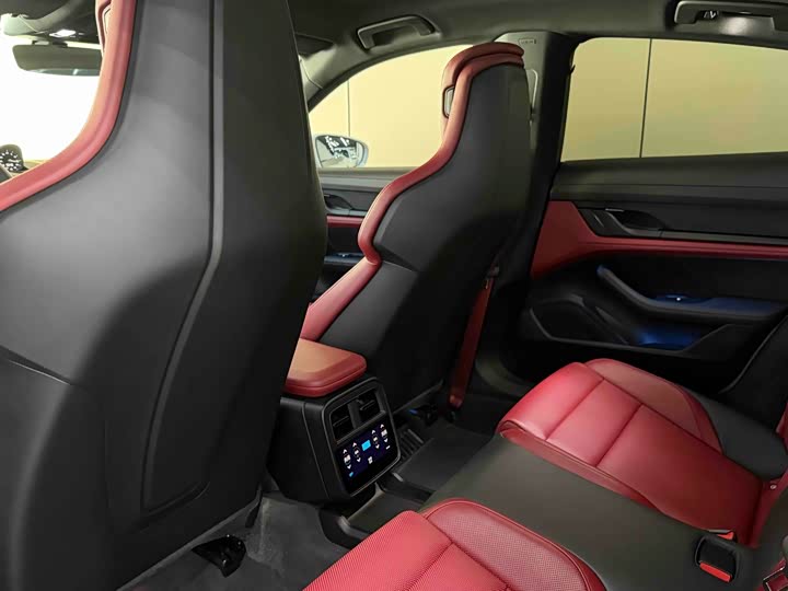 Фото 10 - Porsche Taycan