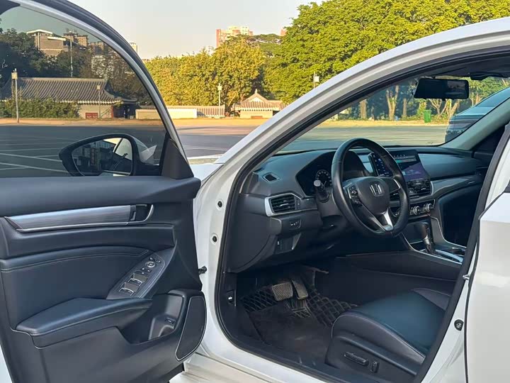 Фото 4 - Honda Accord