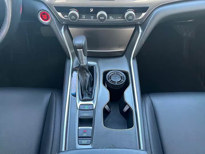 Фото 8 - Honda Accord