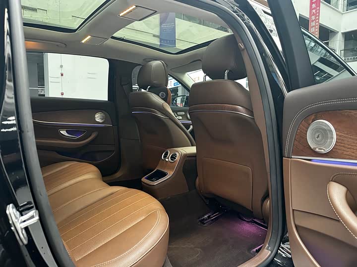 Фото 19 - Mercedes-Benz E-Class