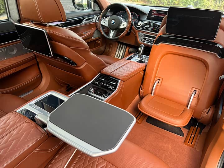 Фото 14 - BMW 7 Series