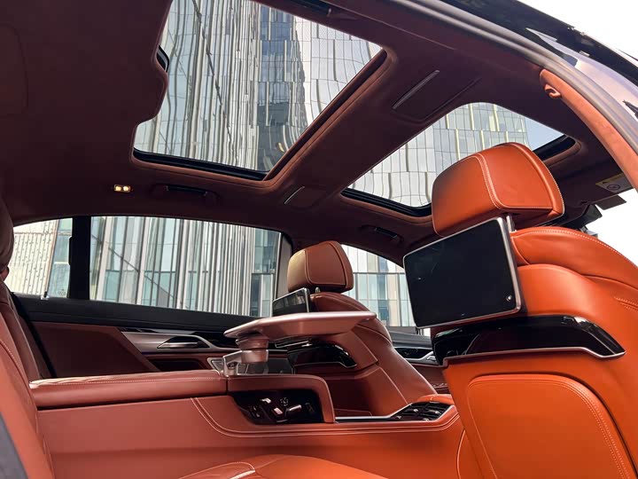 Фото 16 - BMW 7 Series