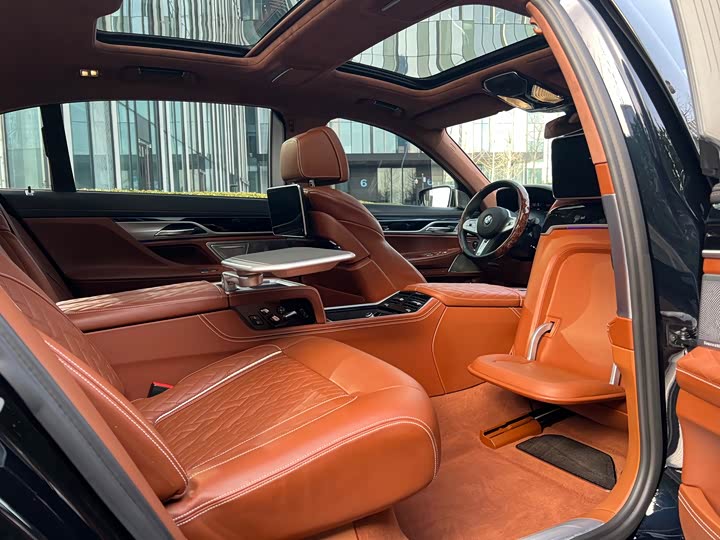 Фото 18 - BMW 7 Series