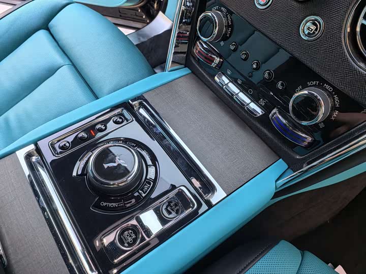 Фото 54 - Rolls-Royce Cullinan