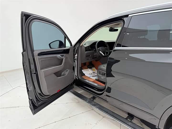 Фото 13 - Volkswagen Touareg