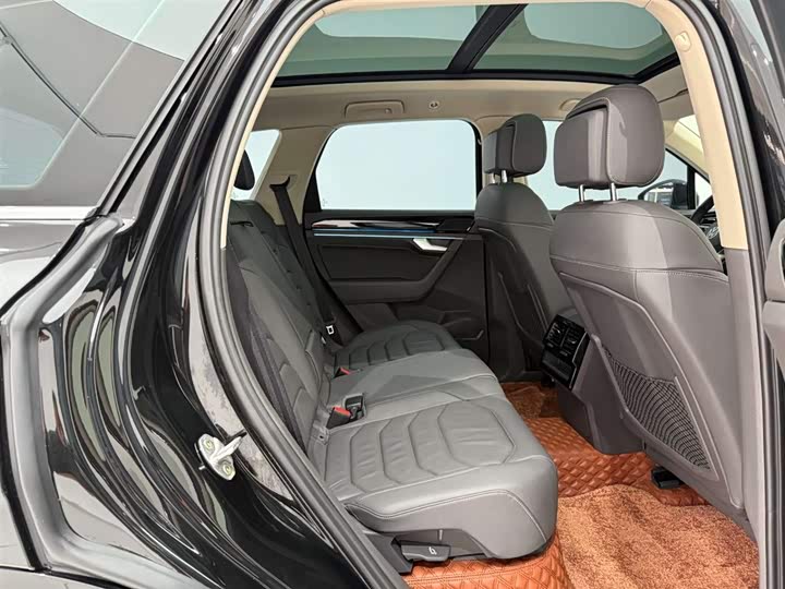 Фото 20 - Volkswagen Touareg