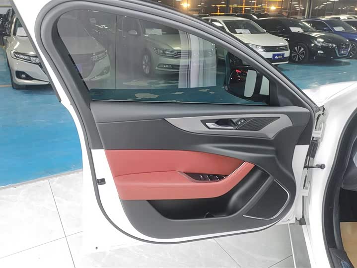 Фото 7 - Jaguar XE L