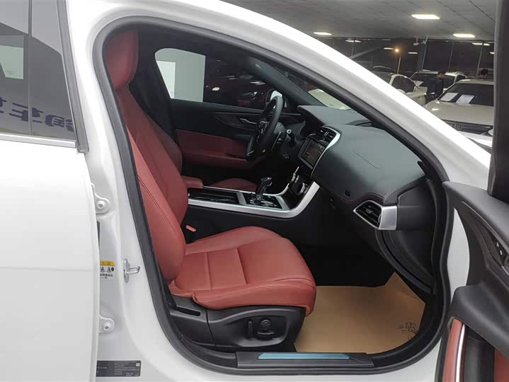 Фото 8 - Jaguar XE L