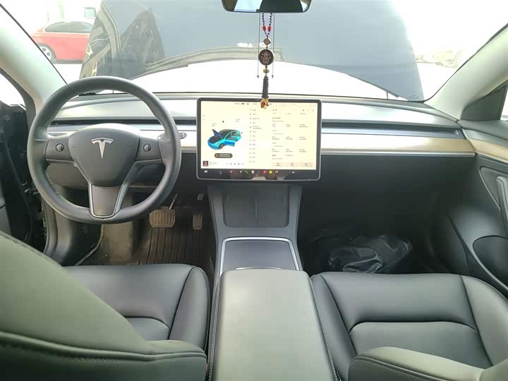 Фото 10 - Tesla Model 3